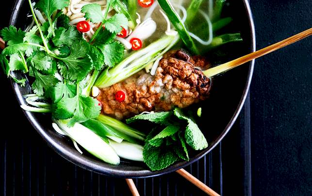 Nudelsuppe med svinekøds-citrongræsspyd Opskrift på nudelsuppe med svinekøds-citrongræsspyd