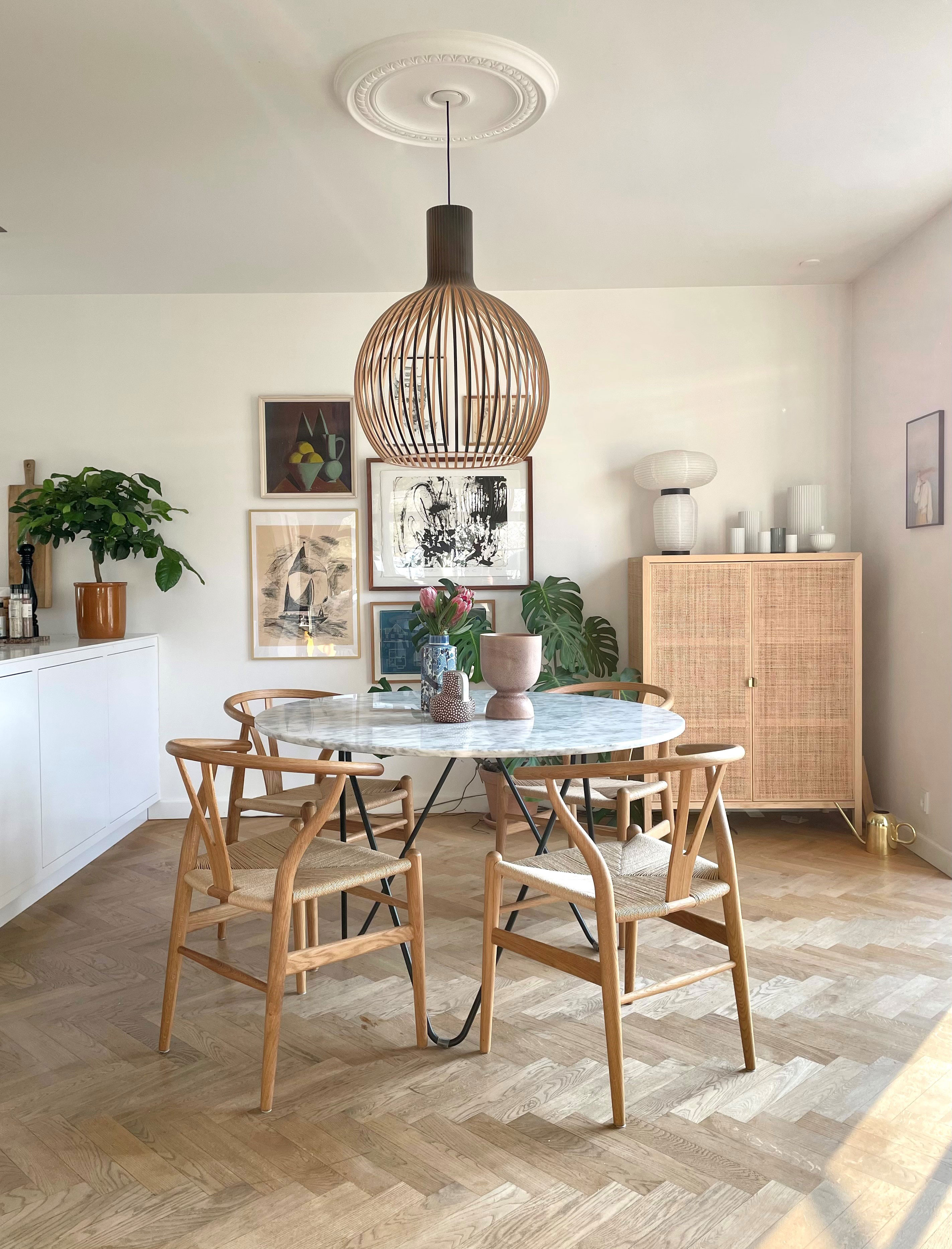 Y-stolene er fra Thorsen Møbler, skabet fra IKEA, bordlampe fra andtradition og loftlampe fra Secto Design.