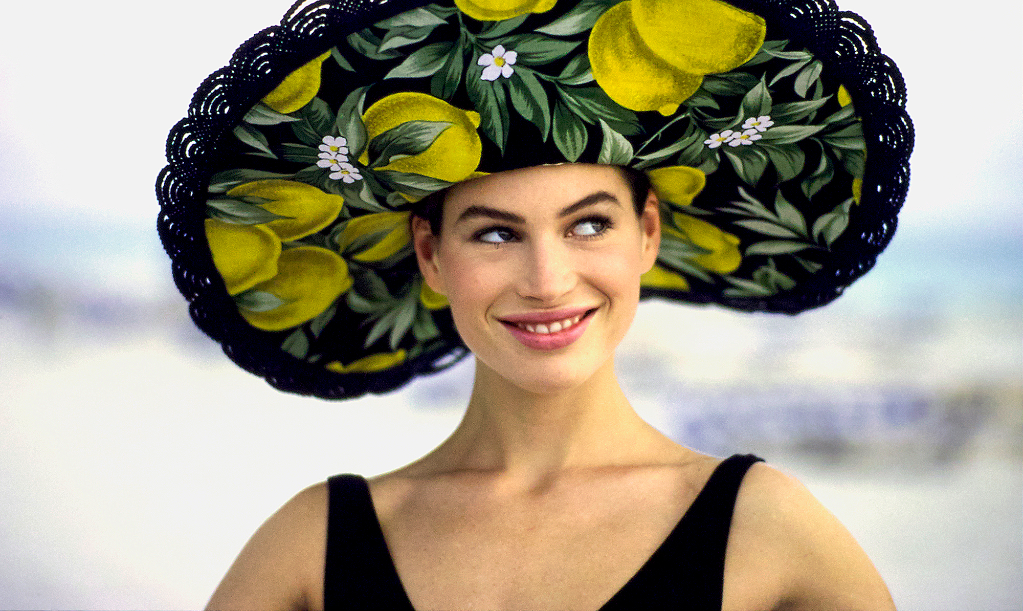 Det allerbedste værn mod solen er solhatten. På med den. Vogue, 1989. Carre Otis Vogue 1989 Sommerhat