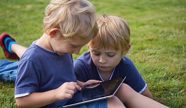 Apps til din tablet er god underholdning for børn. Vi har udvalgt de sejeste ferie-apps til ungerne. Foto: Colourbox Underholdning