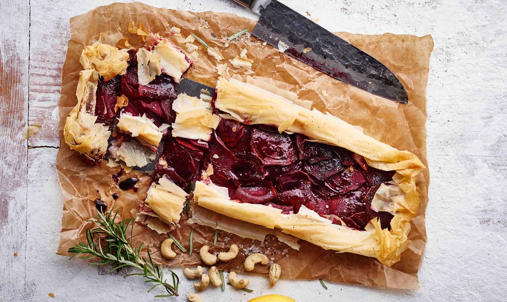 Vegansk tærte med rødbede og cashewfyld