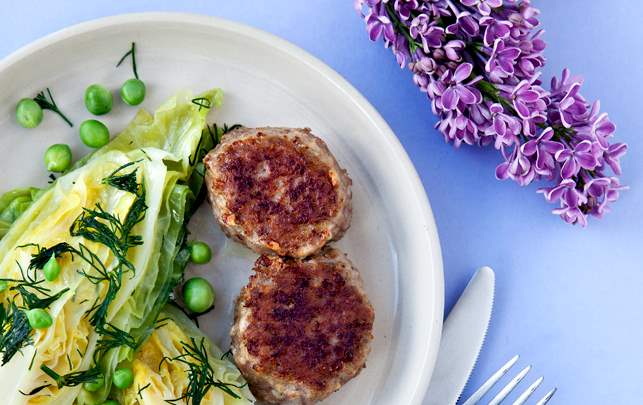 Frikadeller med smørdampet spidskål Frikadeller med smørdampet spidskål