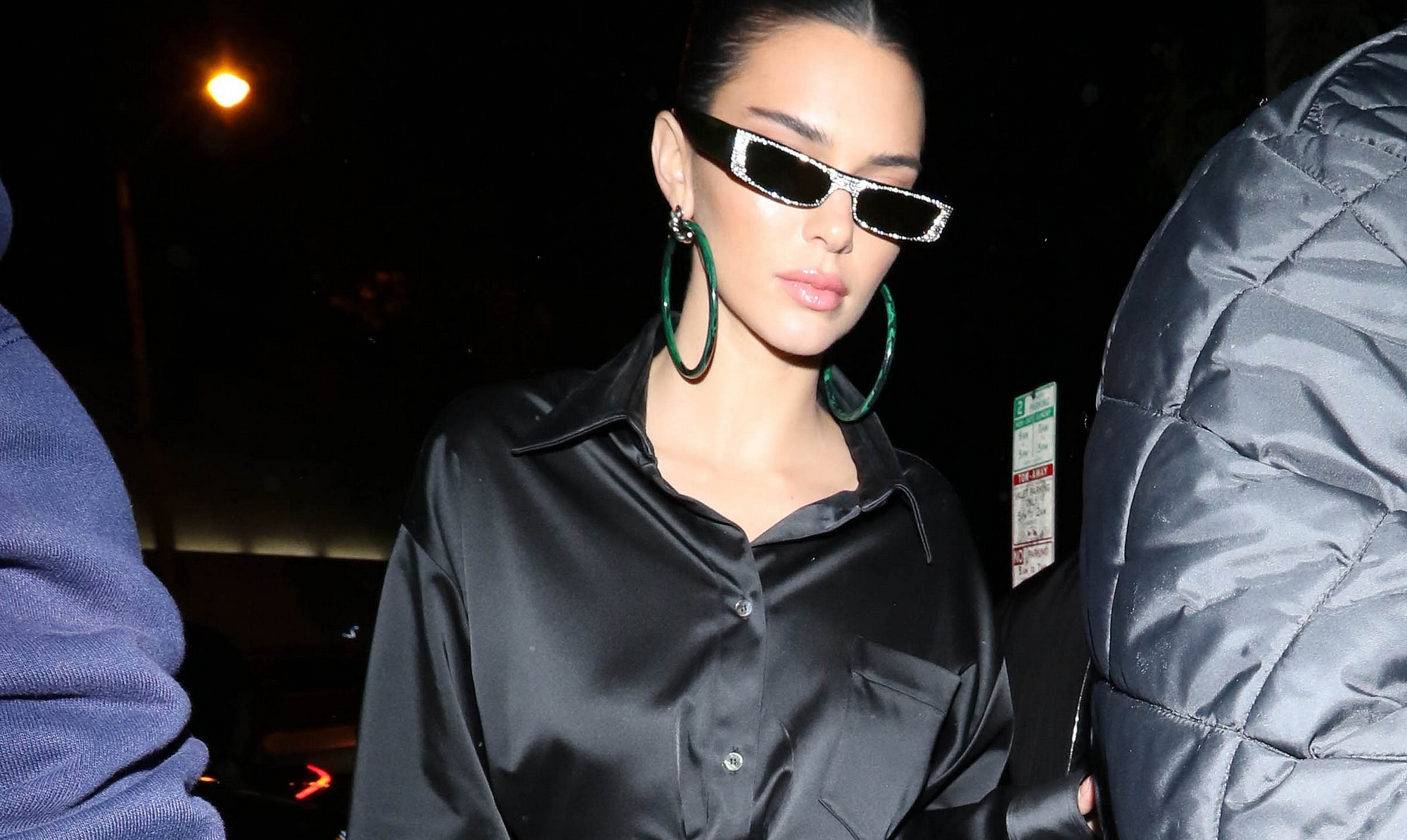 Kendall Jenner har også kæmpet med uren hud i 2018, hvor hun ryddede forsider ved at troppe op på den røde løber med foundation-tildækkede bumser. Kendall Jenner