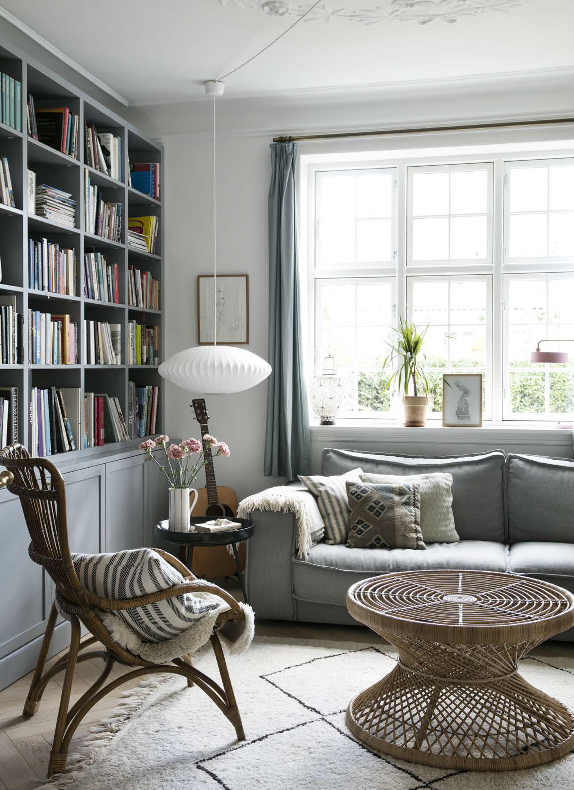 Sara har selv tegnet den store indbyggede bogreol, som skaber tyngde og hygge i det store alrum.