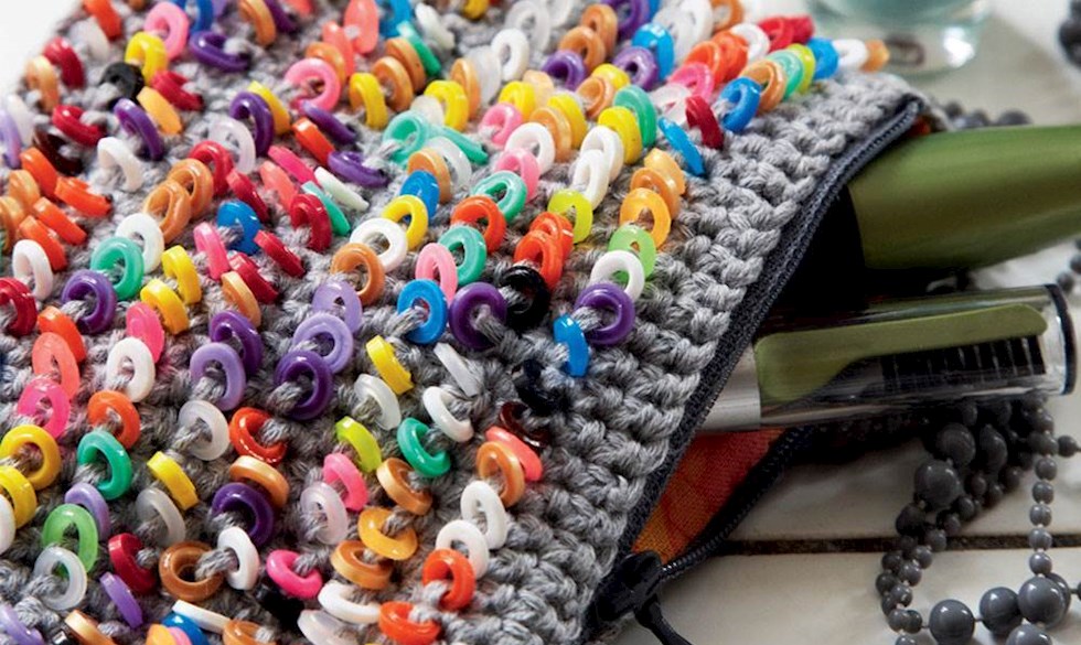 Hæklet kosmetik pung med smeltede hama-perler. Hækl selv: Kosmetikpung med hamaperler