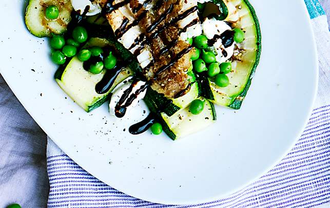 Squashsalat med friske ærter og mynte Opskrift på squashsalat med friske ærter og mynte