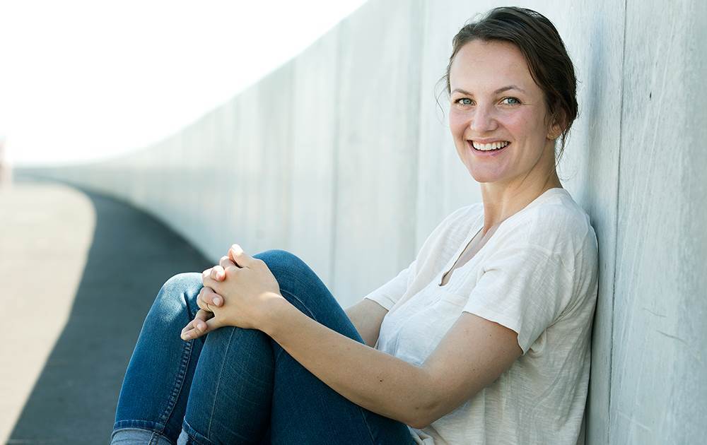 Karen Pallisgaard viser i denne video, hvordan du kan implementere yoga i din arbejdsdag. Yogaøvelser til en sund krop