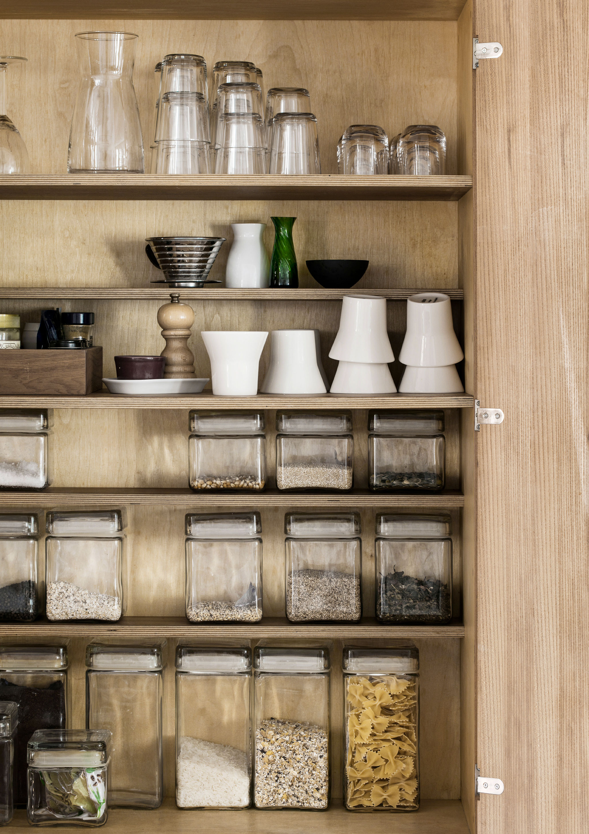 Også indeni er køkkenskabene smukke, og selv her hersker Mads’ kærlighed til minimalisme og rene linjer. Glas, kopper og opbevaringsglas er designet af Mads selv for bl.a. Aida og Nuance.