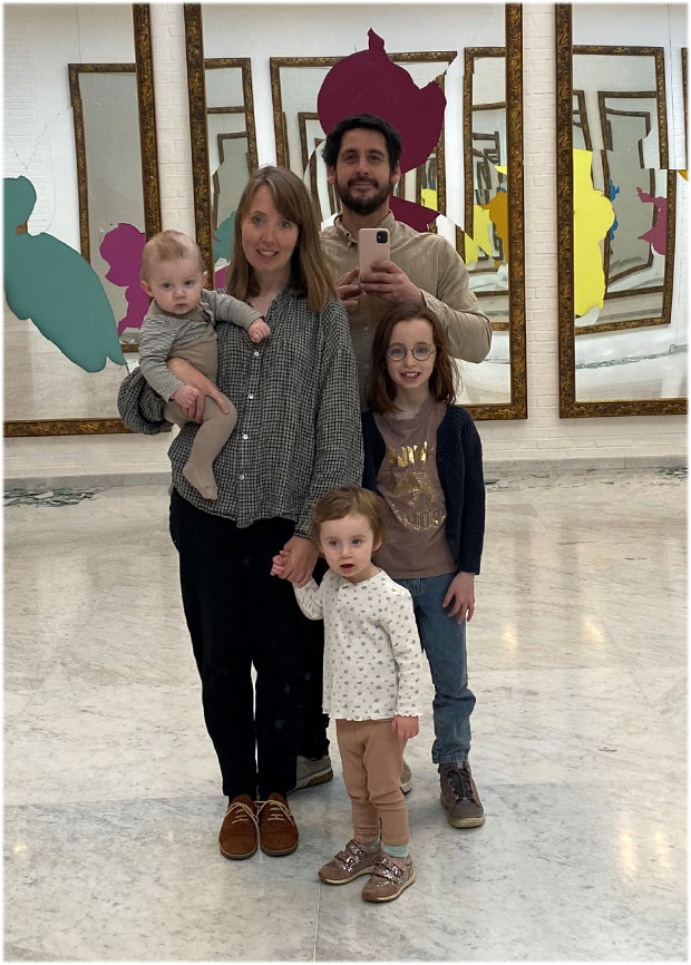 Anne og Todd med børnene Lily, Nora og Arthur.