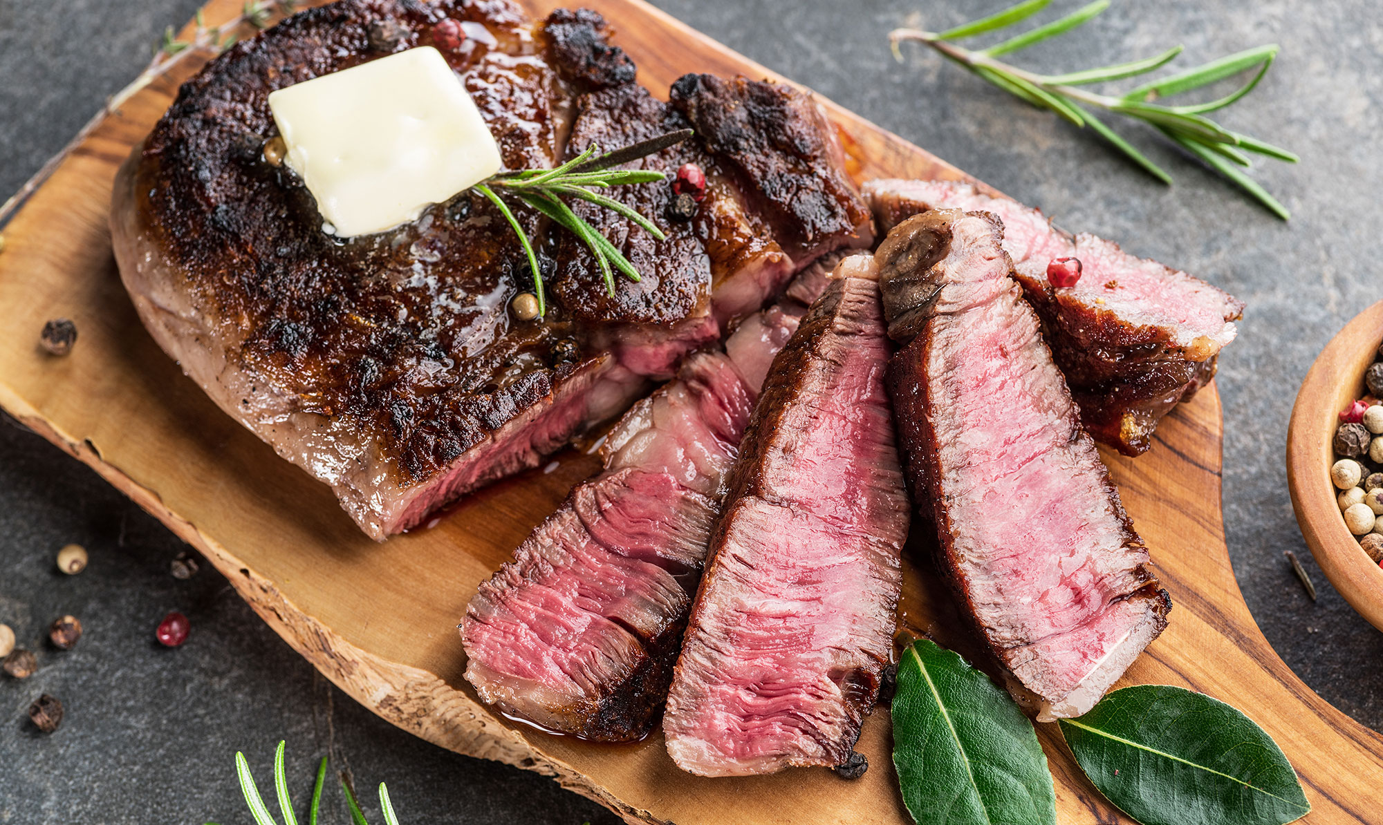 Denne artikel er sponsoreret af: Dyrbar, Ladegaard Duroc, Slagter Munch, TheMeatClub & Öxneholm. Slagterhåndværk til kød-gourmander