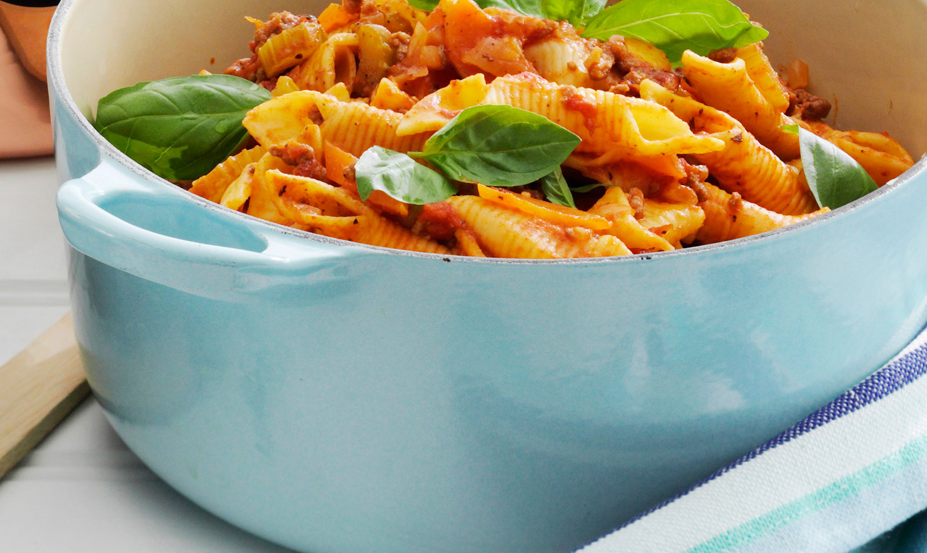 Børnefamiliens hofret kan sagtens laves som one pot... Og det bliver den bestemt ikke ringere af! One pot bolognese