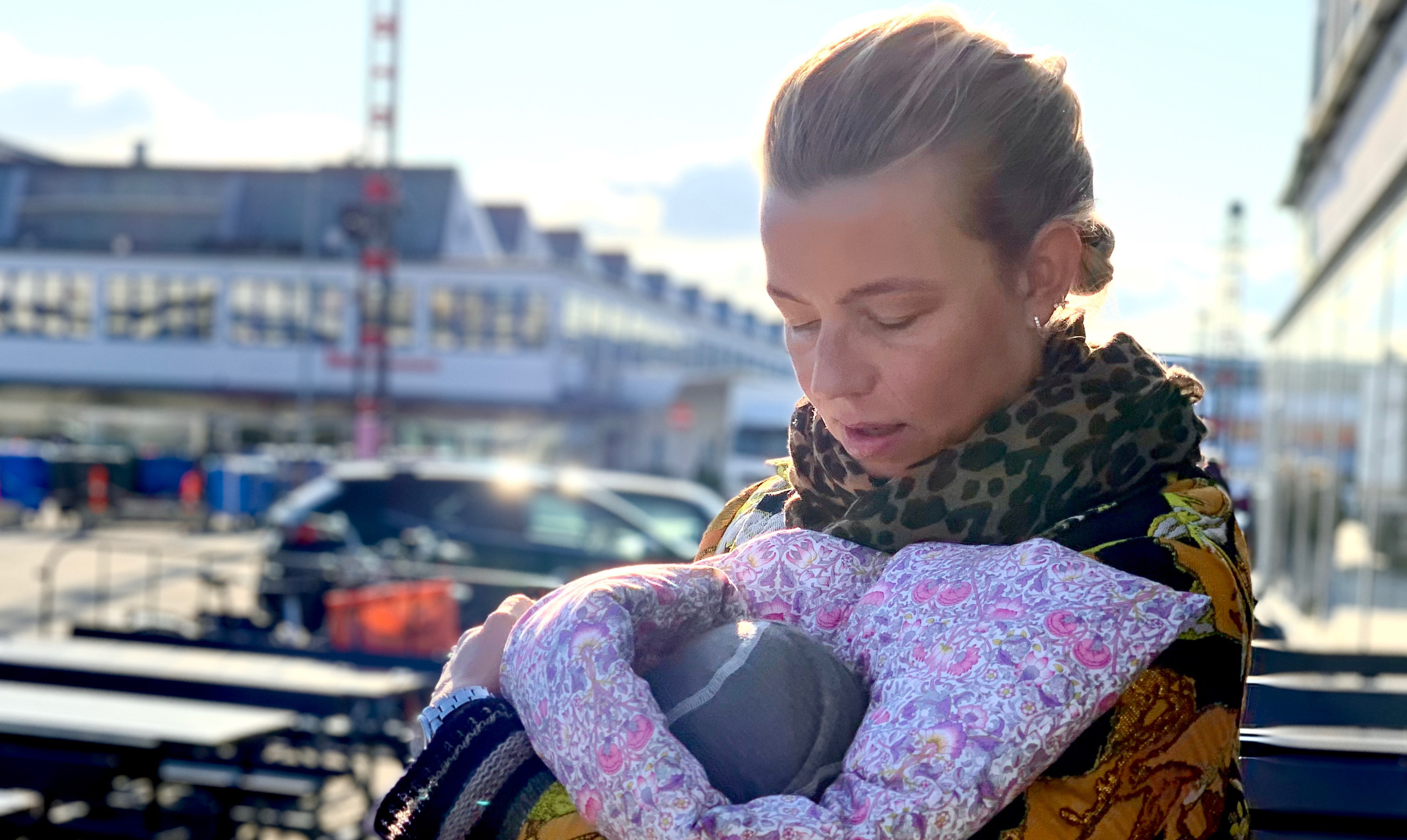 Marie Lodberg underskylder til alle tidligere nybagte mødre, som hun har vendt øjne af, fordi hun syntes, de gjorde et for stort nummer ud af et lille menneske - for hun vidste ikke bedre. Marie Lodberg