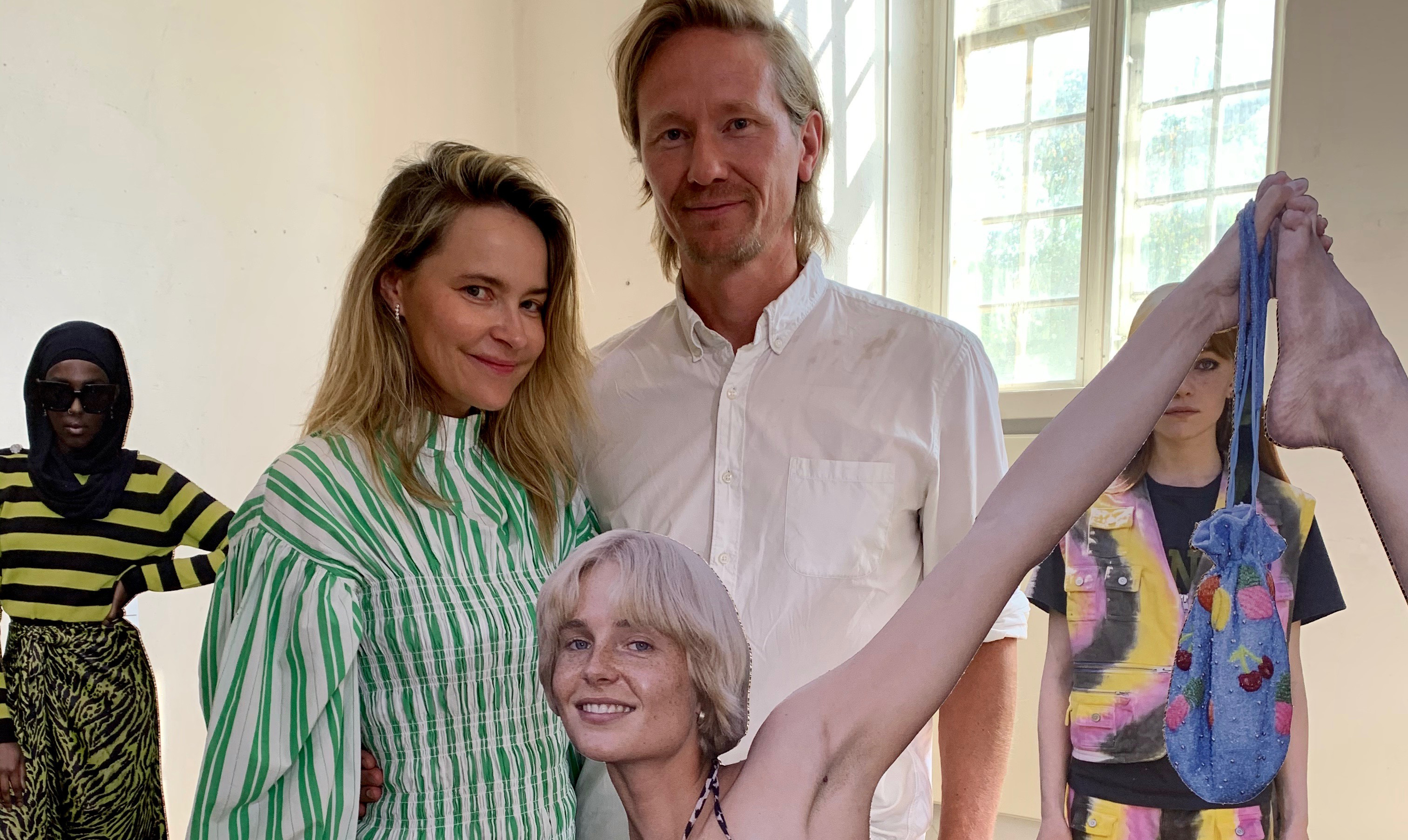 Ganni-parret blandt af de smukke papfigurer skabt af fotograf Rosie Marks i forbindelse med GANNI 202020-udstillingen. Ditte og Nicolaj Reffstrup