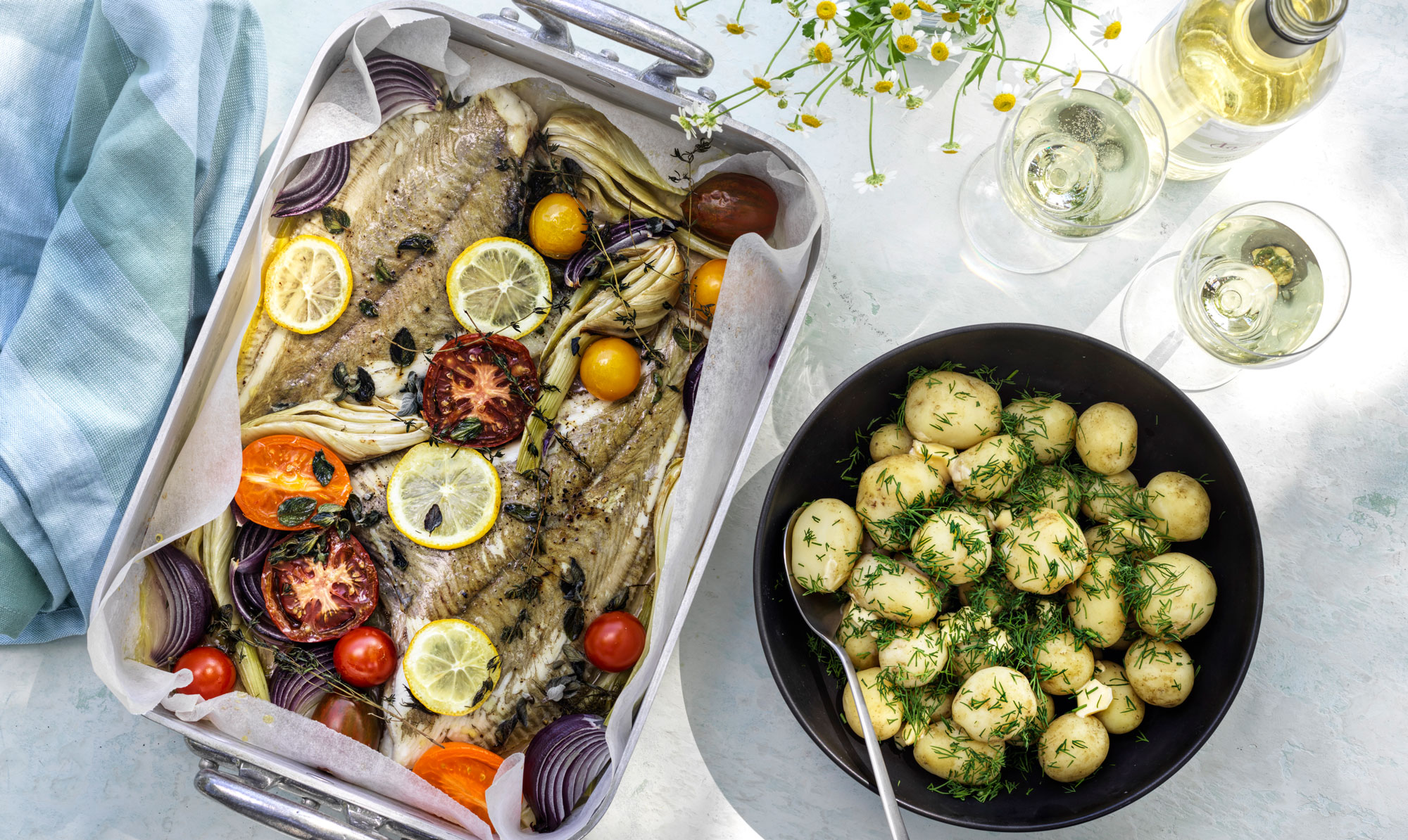 Skøn sommermiddag! Ovnbagte rødspætter med krydderurter og nye kartofler