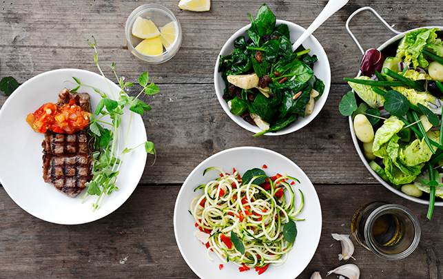 grillet steak med trattorisalat, courgettesalat, lun salat