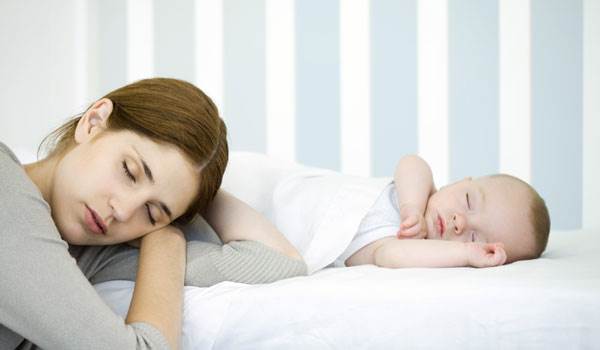 Baby sover endelig sødt, og nu har mor også brug for søvn. Læs med, og tryl natteterroristen om til en rigtig sovetryne. Søvn