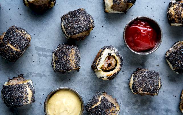 Små farsbrød med blå birkes og stærk sennep Små farsbrød med blå birkes og stærk sennep