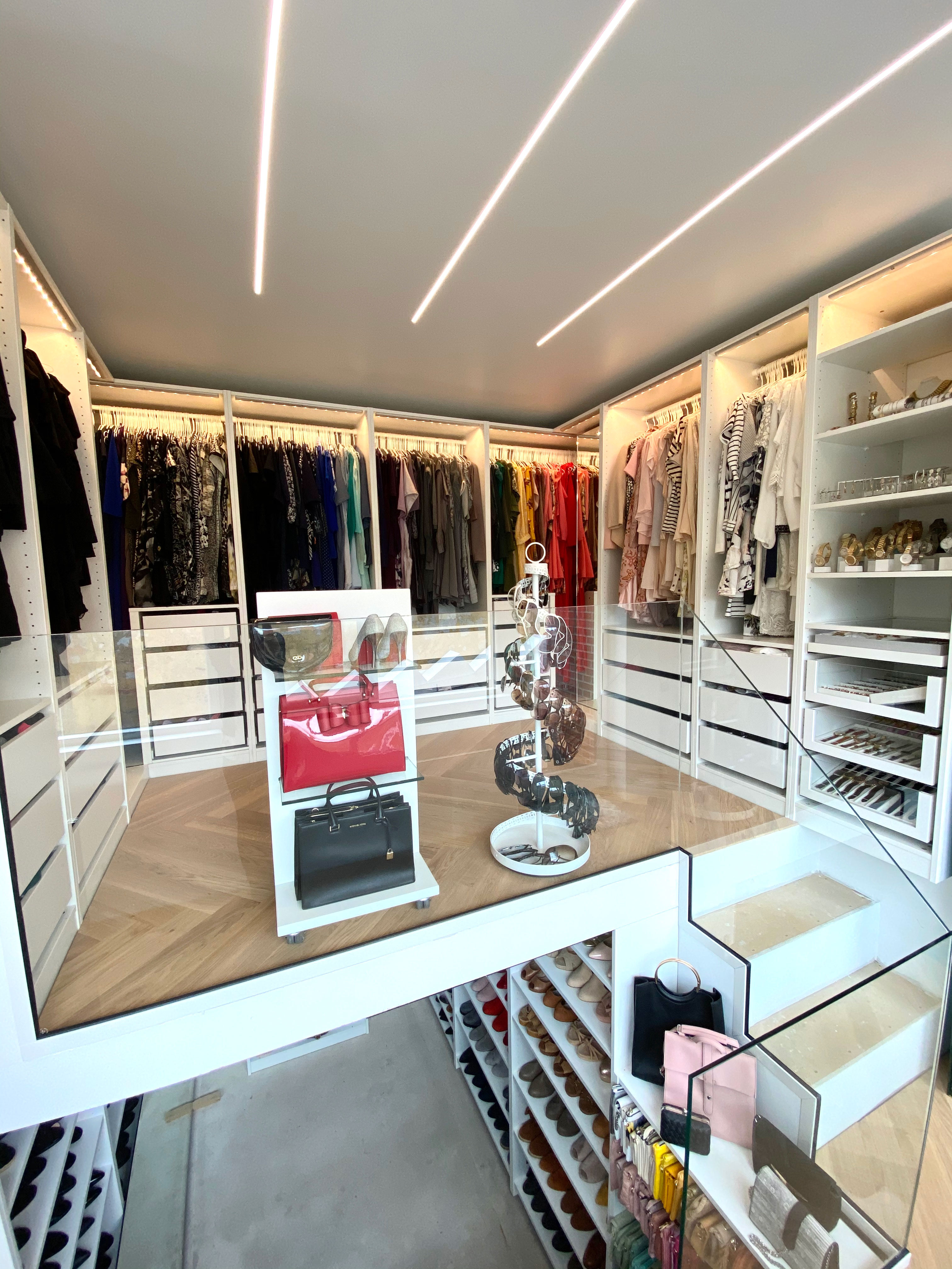 To-etagers walk-in closet.