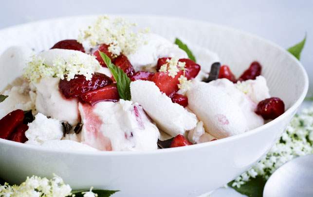 Eton mess med jordbær og hyldeblomst