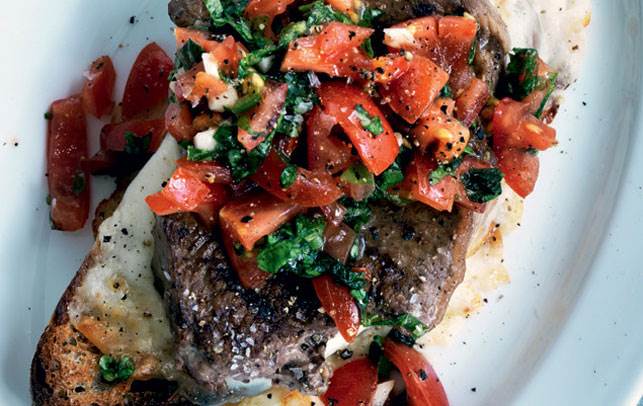 Lækker steak sandwich med tomatsalsa. Lækker steak sandwich