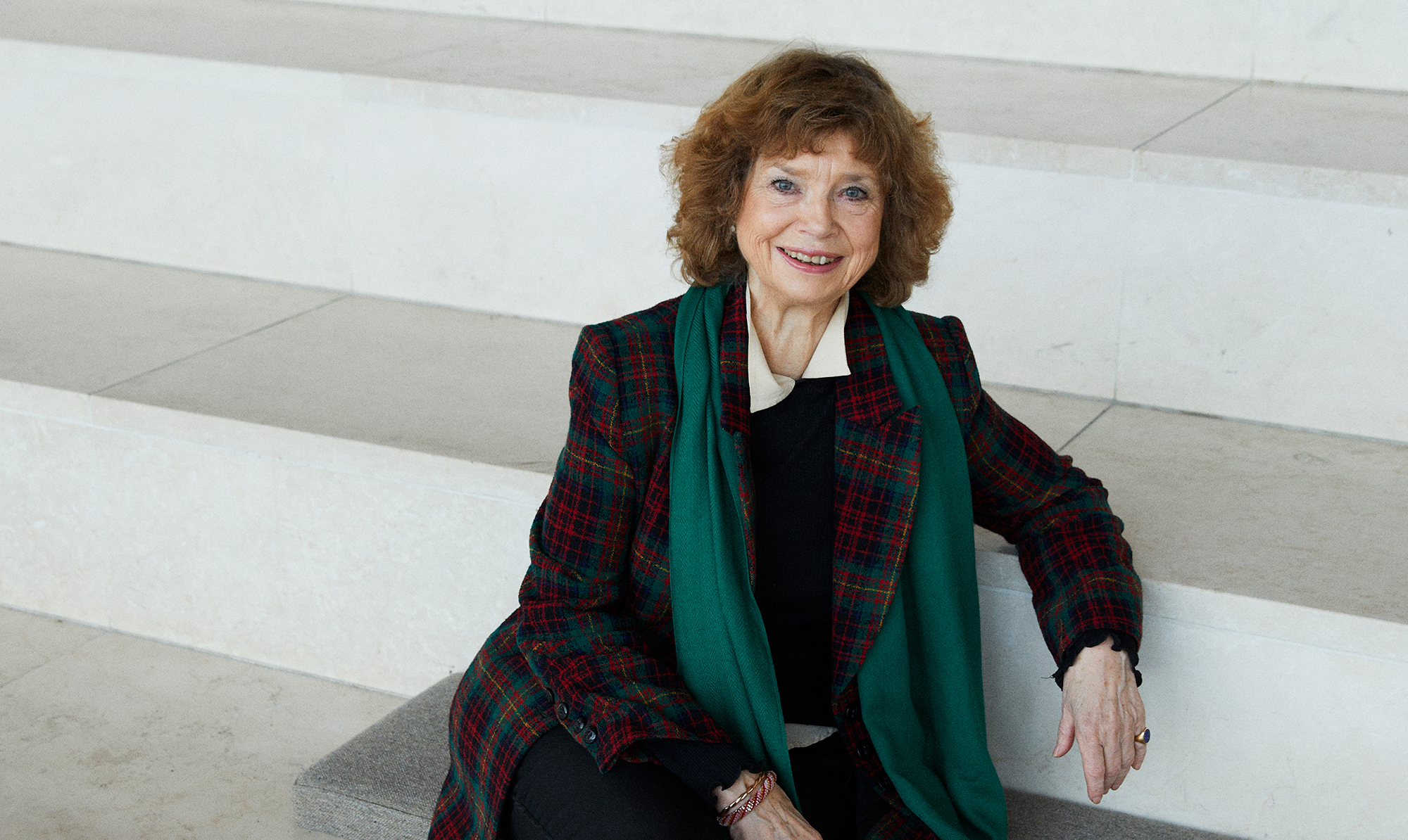 Bente Scavenius (f. 1944) har læst kunsthistorie og er kunstkritiker på Børsen. Hun er desuden forfatter og har medvirket i flere tv-programmer, bl.a. Danmarks bedste portrætmaler og Kunstquiz. Privat bor hun i København med sin mand, skuespilleren Joen Bille. Bente Scavenius