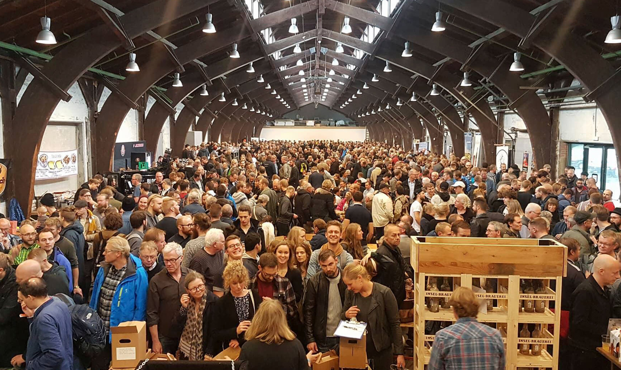 Stemningen blandt ølnysgerrige gæster i Aarhus. Ølfestival 2019