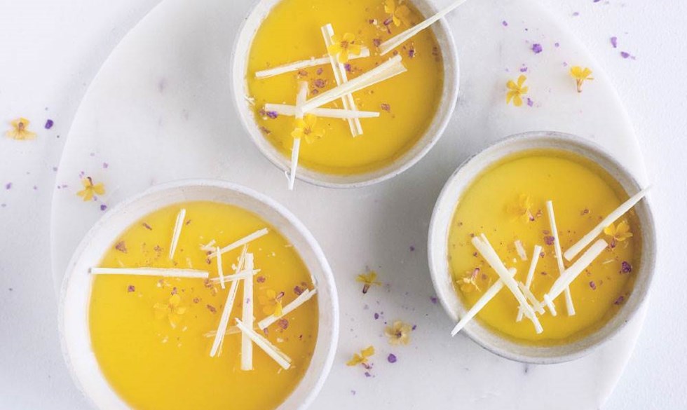 Lille, let og noget så lækker citronskyrmousse med et stort syrligt spark. Opskrift på citronmousse med skyr