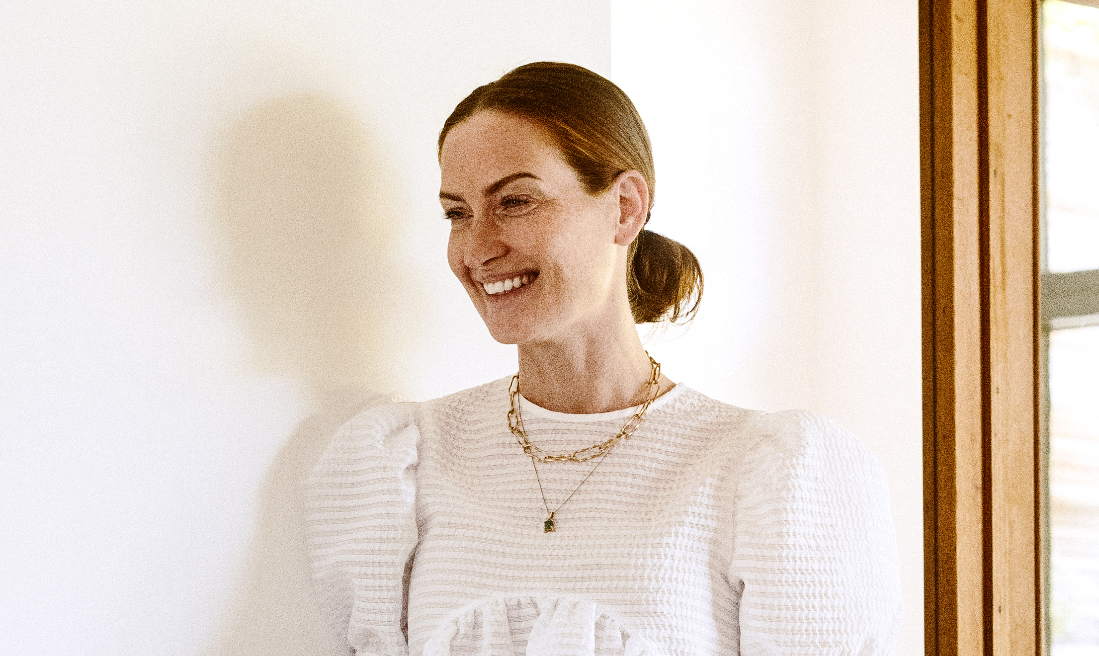 Sara Devantier sidder i ledelsen hos Poul Stig Briller, driver to af deres butikker og er designer af deres nye brillelinje. Hun bor i Hareskoven med sin mand Sune Olsen og deres to drenge på syv og ni år. Top fra Cecilie Bahnsen og bukser fra Remain Birger Christensen. Sara Devantier, 40, marketing- og PR-ansvarlig hos Poul Stig Briller