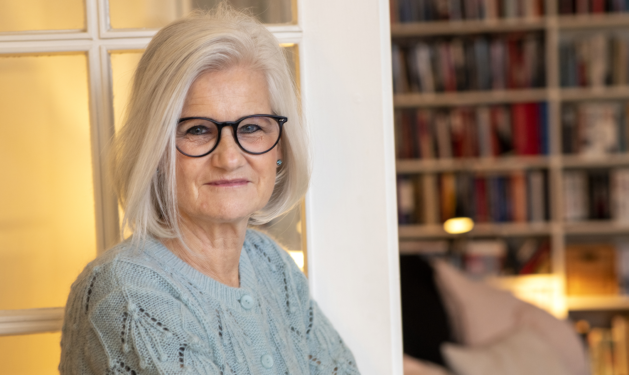 62-årige Christine Cordsen fortæller i dette interview med Hendes Verden, hvordan barndommen har trukket spor ind i voksenlivet, men samtidig givet en ro og viden til at bygge egne erfaringer ovenpå. Christine Cordsen interview politik familie