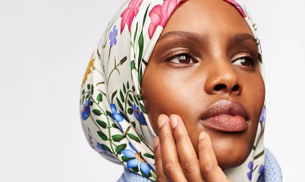 "Du er ikke begrænset, fordi du bruger tørklæde. Du kan lige så meget som alle andre," mener 21-årige Amina Adan. Amina Adan er model med tørklæde