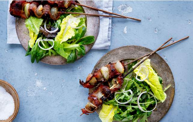 Salat med løg, dadler og bacon Salat med løg, dadler og bacon
