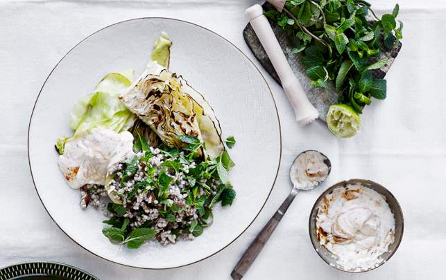 Sådan laver du ristet spidskål med boghvede & harissayoghurt Sådan laver du ristet spidskål med boghvede & harissayoghurt
