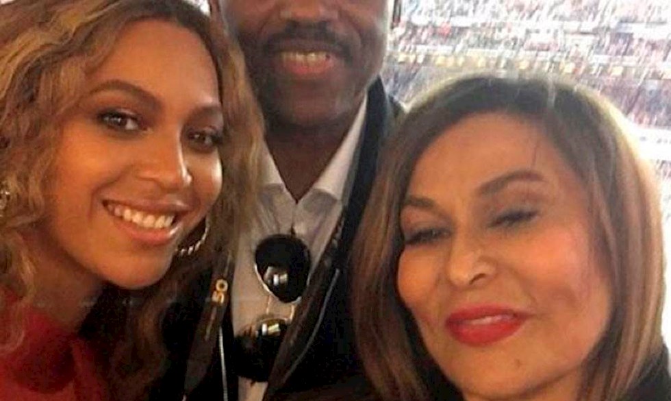 Selv Beyoncé kan opleve problemer med sin mor Tina (t.h.) på de sociale medier. Forældre på Facebook og Instagram