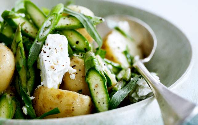 Salat med nye kartofler og grønne asparges Opskrift på salat med nye kartofler og grønne asparges