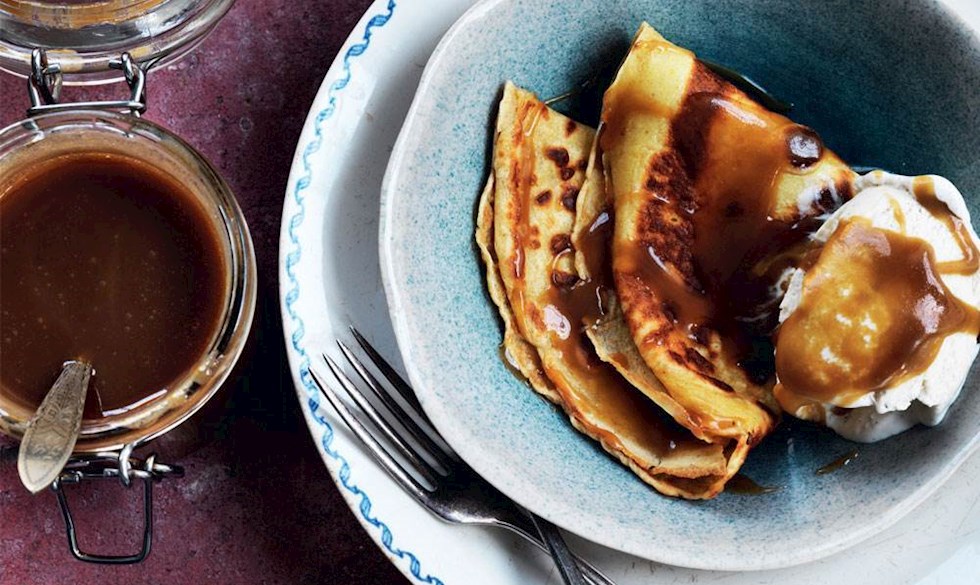 Bananpandekager med vaniljeis og butterscotch sauce. Bananpandekager