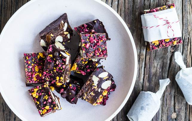 Disse Rocky Road konfekt bidder smager himmelsk - og så er de ikke helt så usunde som så meget andet konfekt. Sund julekonfekt