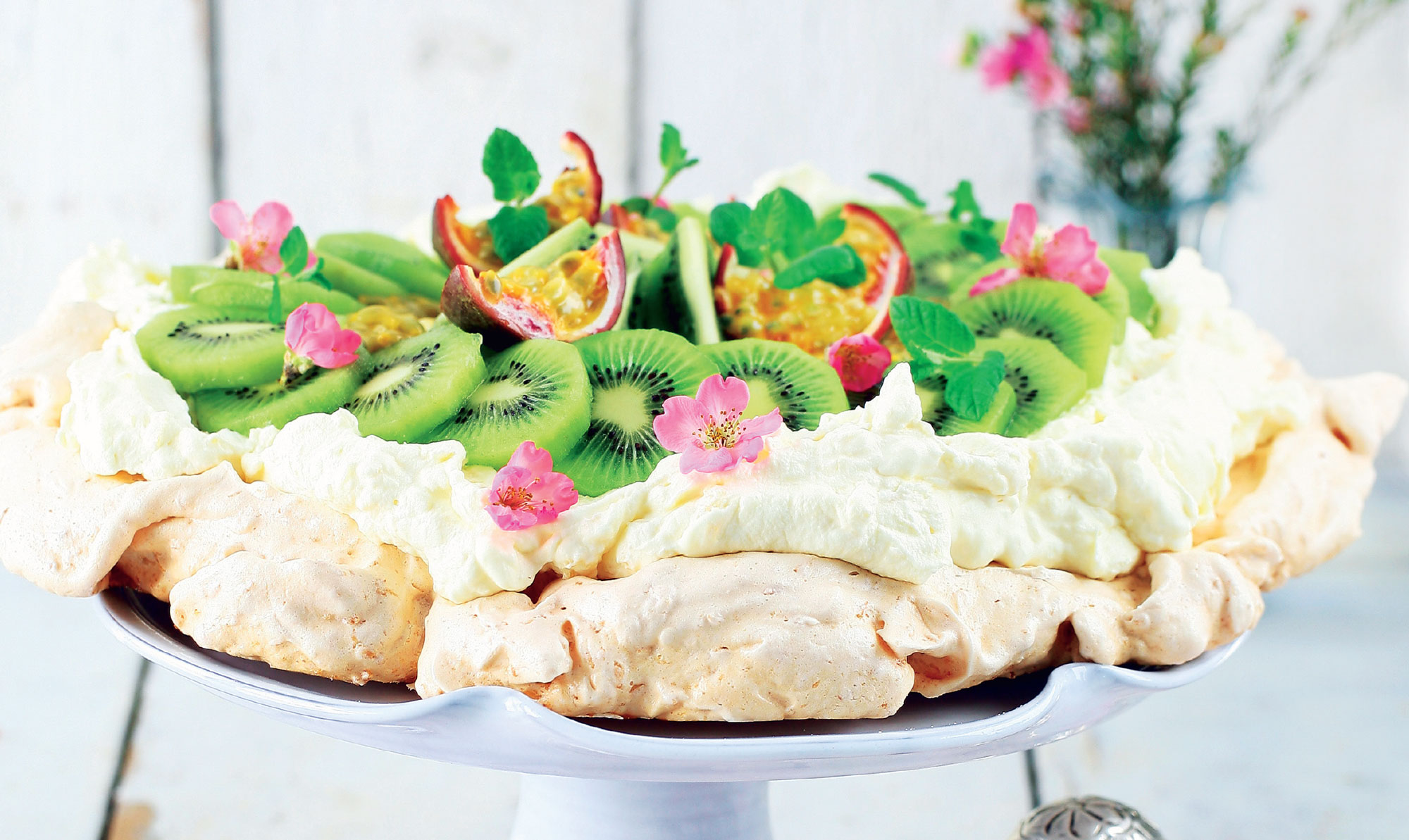 Fineste påskepavlova 💚 Få den fantastiske opskrift på lækker sprød pavlova med skøn ananascreme lige her på siden. Kokospavlova med ananascreme