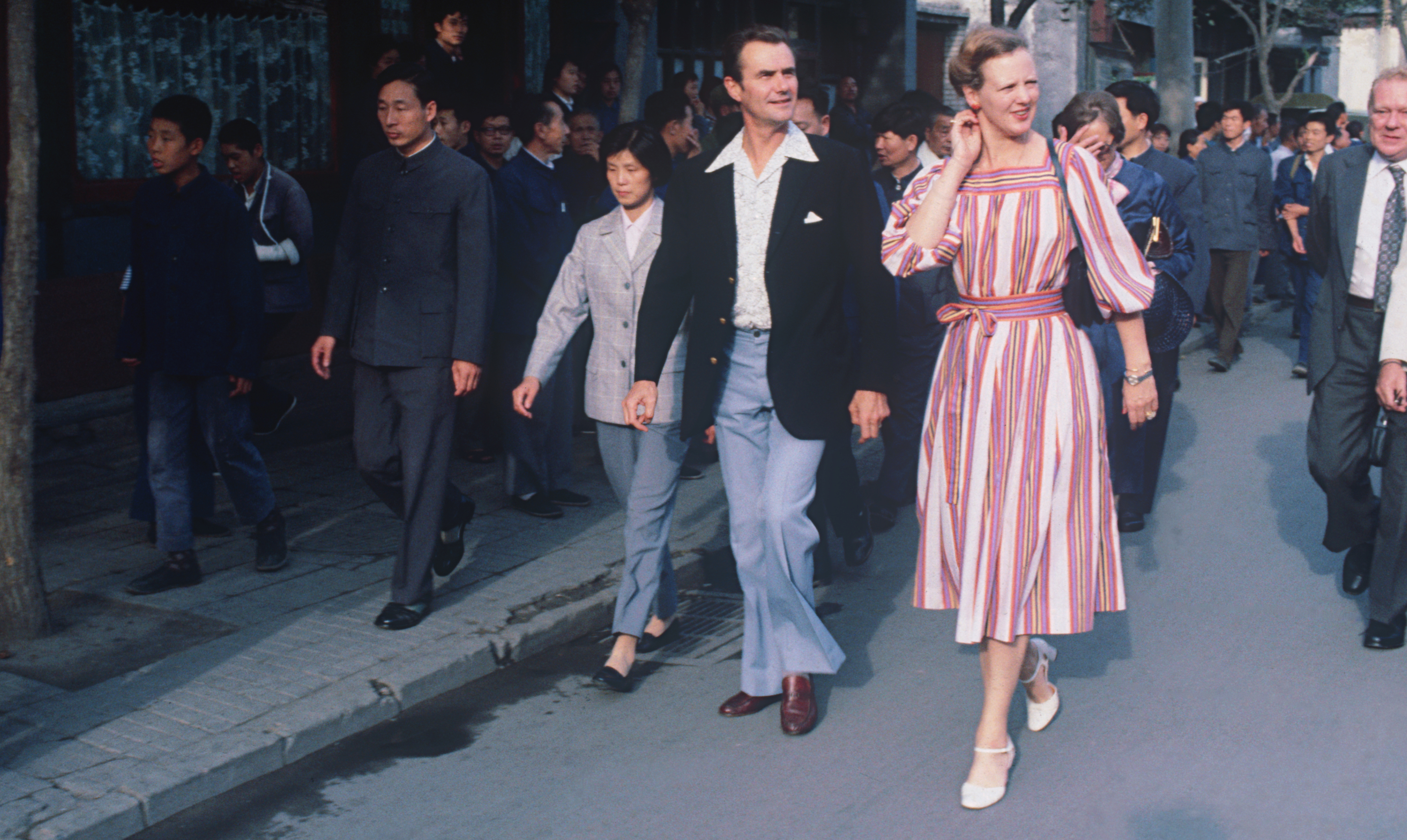 Prins Henrik og dronning Margrethe indtager Kina med stil, stor krave og striber i 1979. Prins Henrik og dronning Margrethe