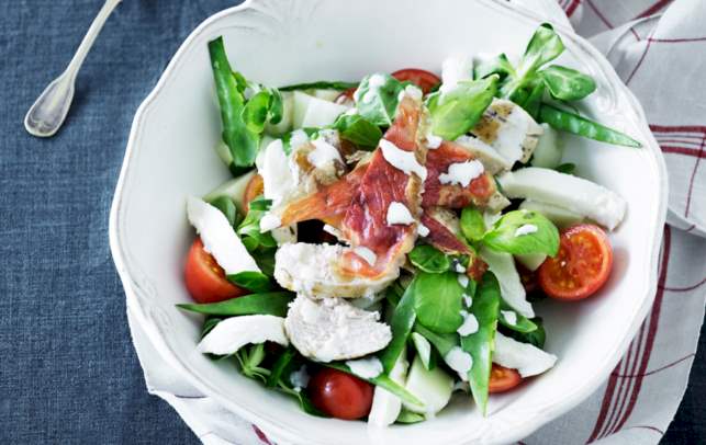Frisk sommersalat med kylling og mormordressing Opskrift på frisk sommersalat med kylling og mormordressing