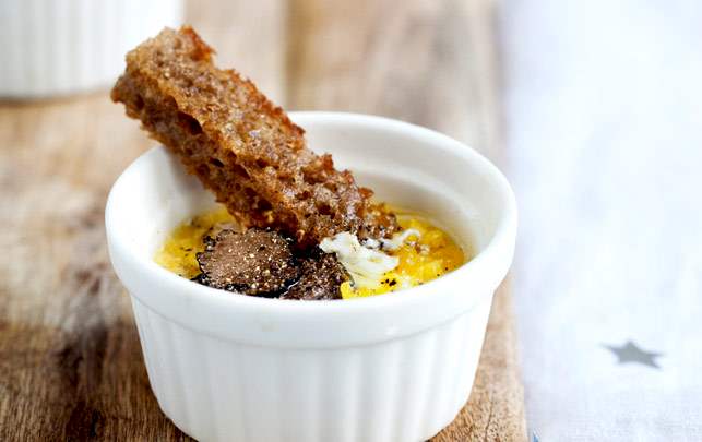Æg i cocotte med kartofler, løg, friske trøfler og trøffelolie Æg i cocotte med kartofler, løg, friske trøfler og trøffelolie