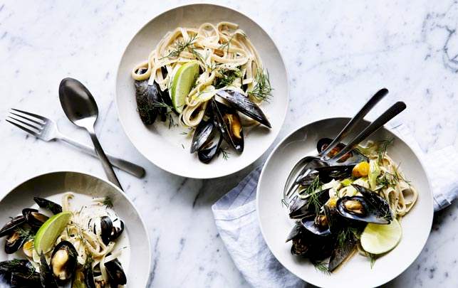 Linguine med blåmuslinger i hvidvin, dild og lime Linguine med blåmuslinger i hvidvin, dild og lime