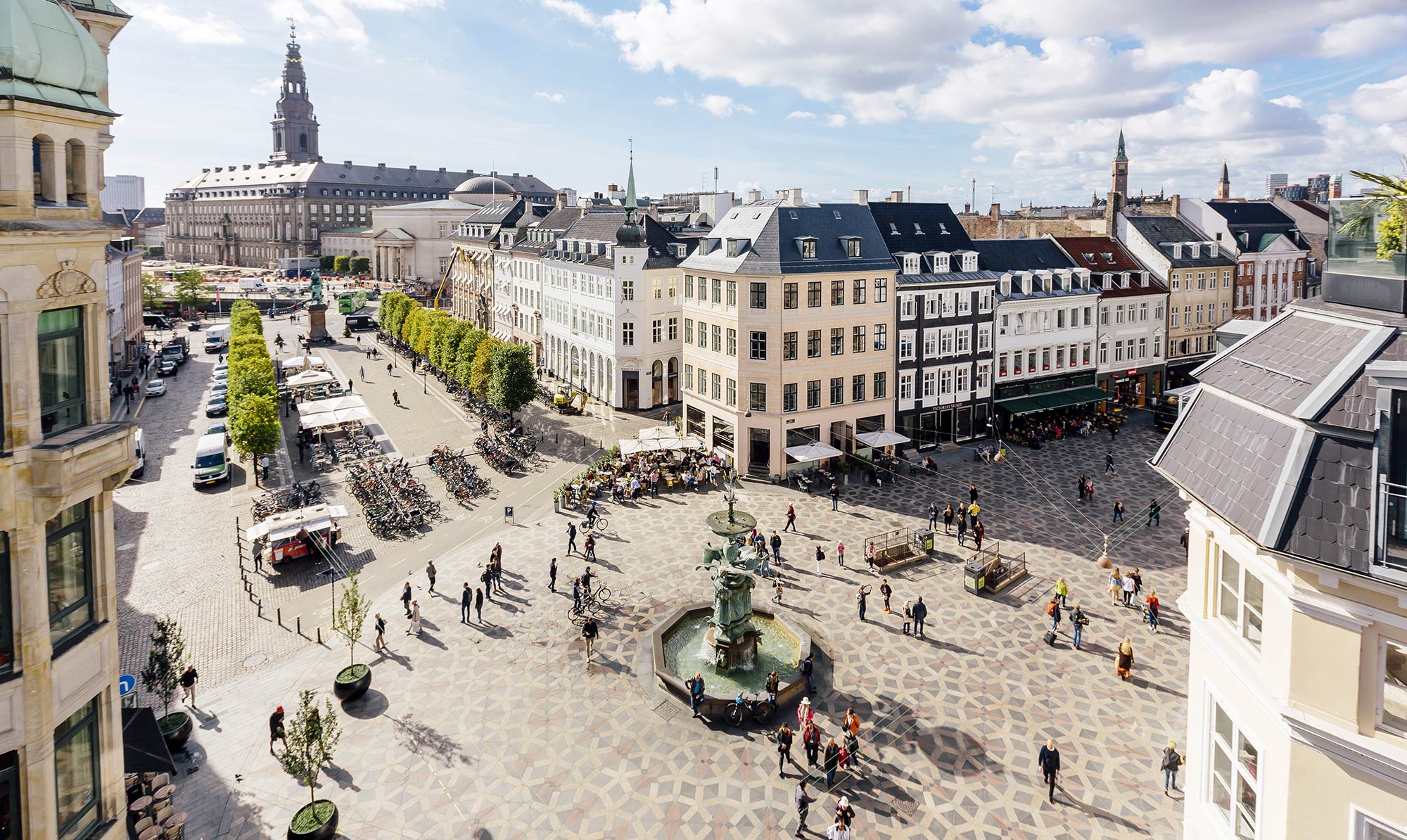 Denne artikel er sponsoreret af: Cofoco, CopenHot, CPH Cooking Class, Dansk Arkitektur Center & FRB.C Shopping. Inspiration til unikke oplevelser i København