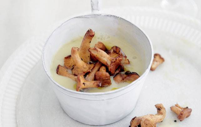 Jordskokkesuppe med trøffelolie og kantareller