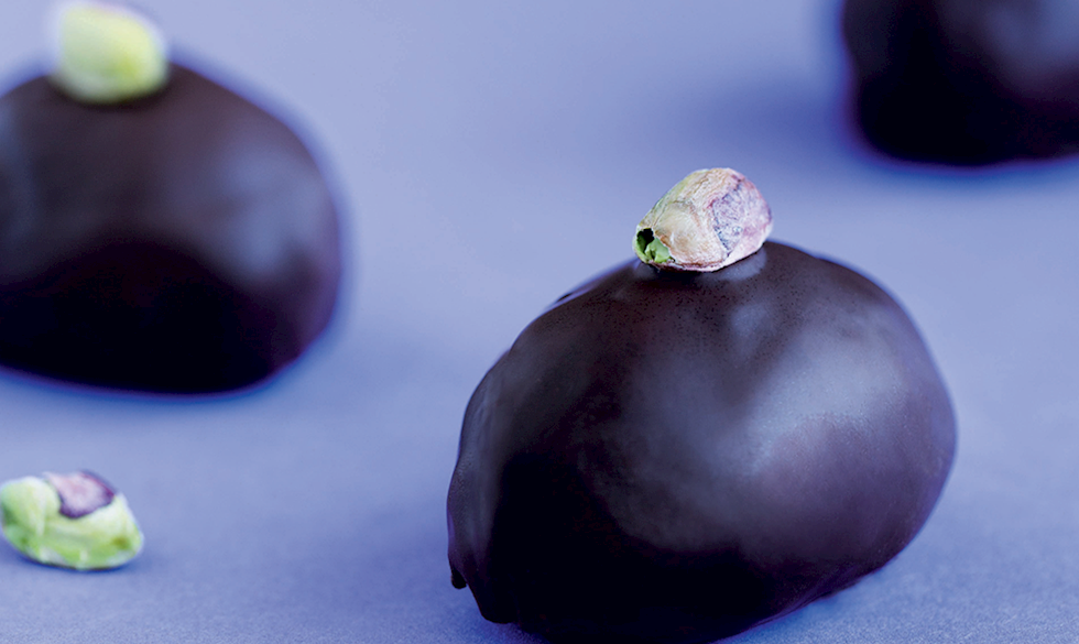 De lækre marcipan-påskeæg med chokoladeovertræk er lidt af en lækkerbisken - og en oplagt værtindegave til påskens mange hyggelige arrangementer. Opskrift på hjemmelavede chokoladepåskeæg med nougat og marcipan