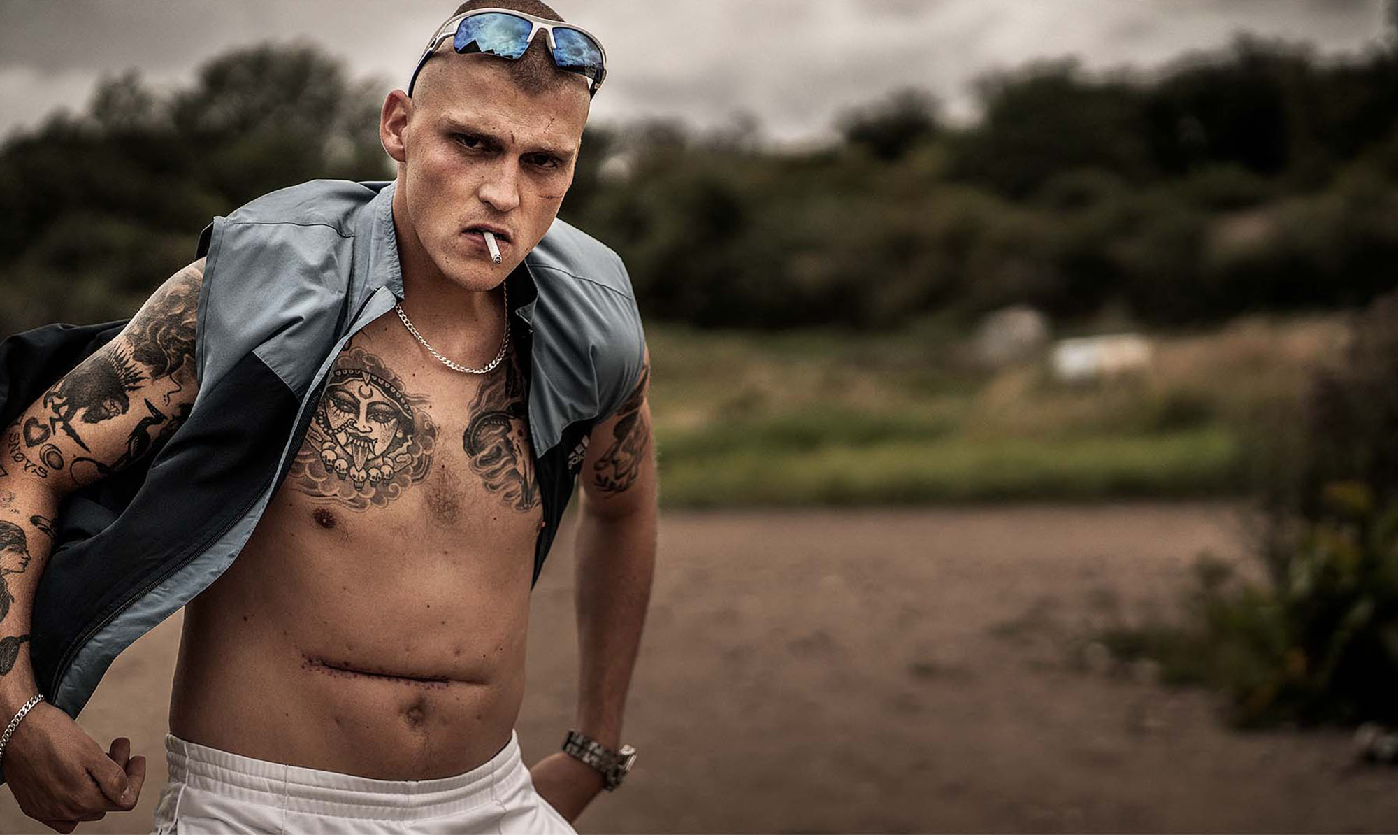Der er både action og ømhed i '2 døgn', som tør trække handling og plottwists i flere forskellige retninger hen over sine seks afsnit. Her ses Sebastian Bull Sarning, der spiller en gangster-håndlanger. '2 Døgn' gentænker actiongenren