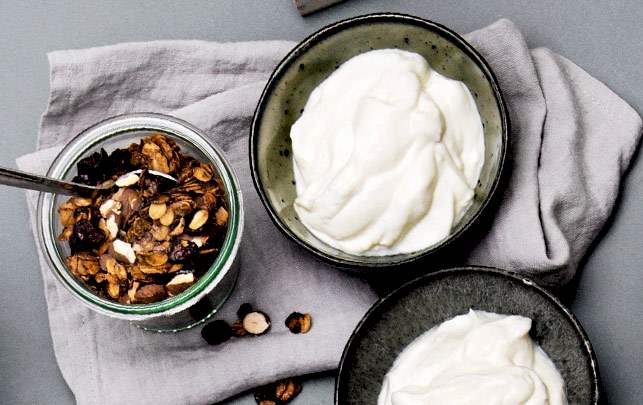 Hjemmelavet granola med drænet yoghurt Hjemmelavet granola med drænet yoghurt