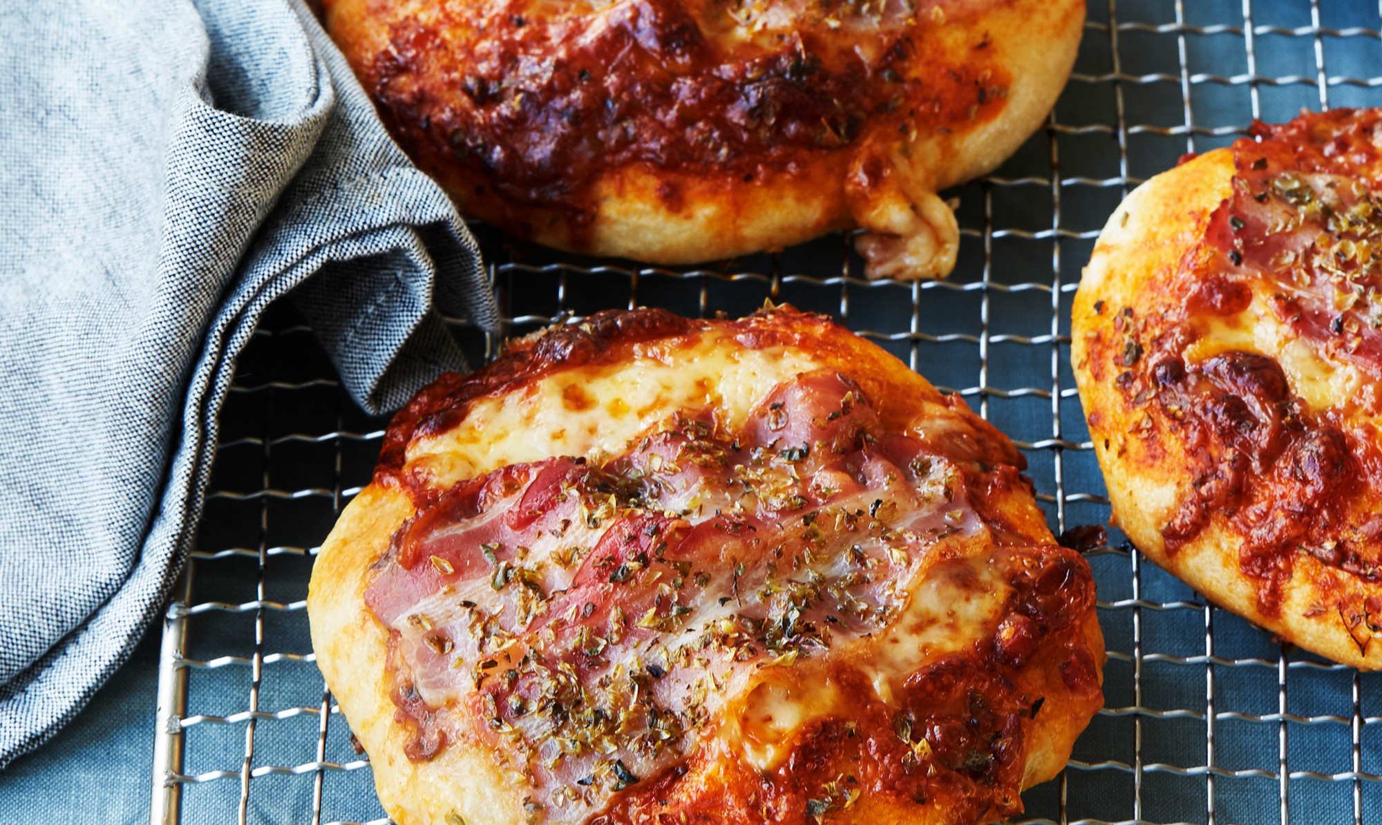 Supernemme minipizzaer! Minipizzaer med bacon og frisk mozzarella