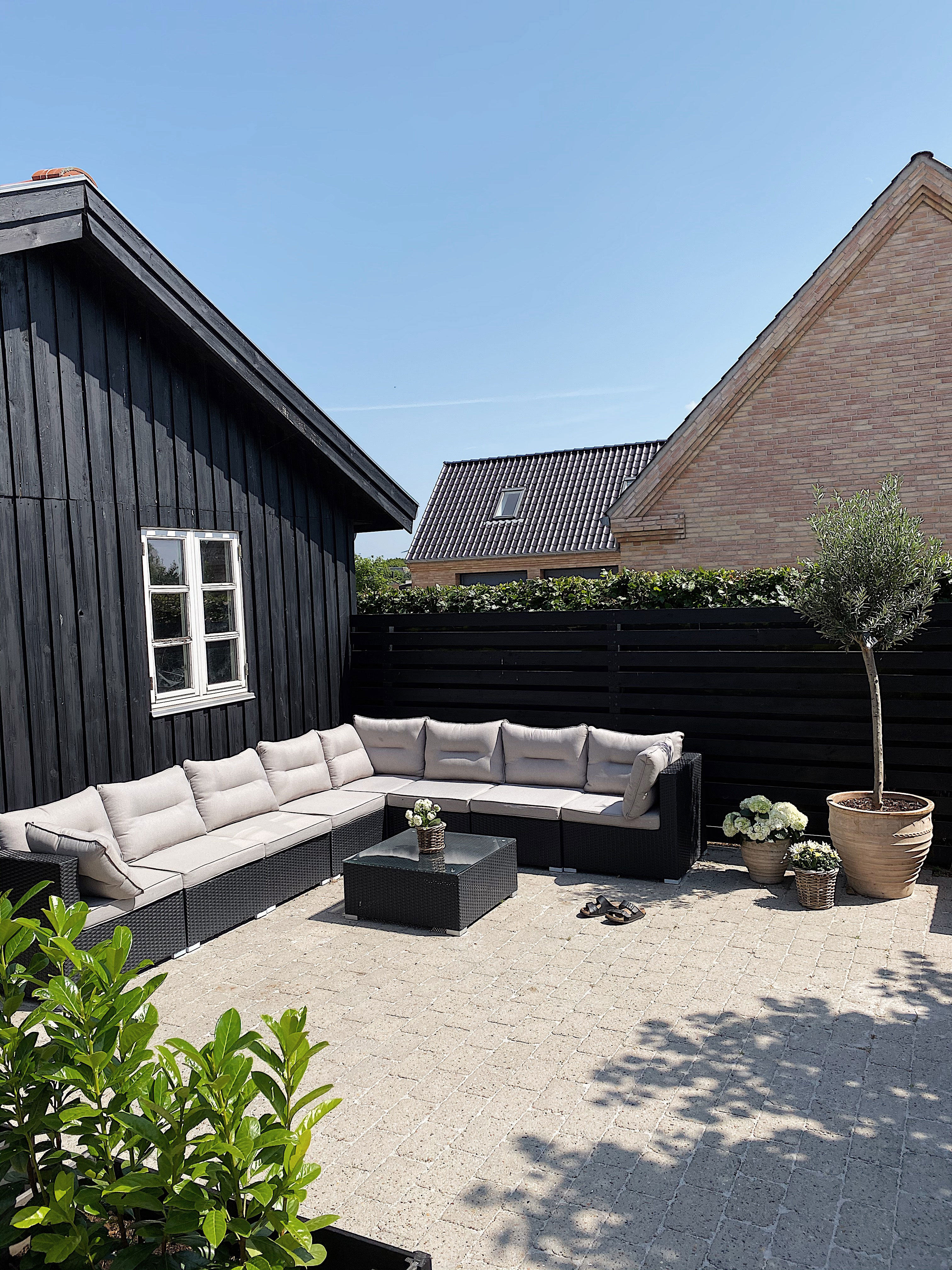 Amy glæder sig til at fylde den store terrasse med masser af hygge, krukker og udemøbler.