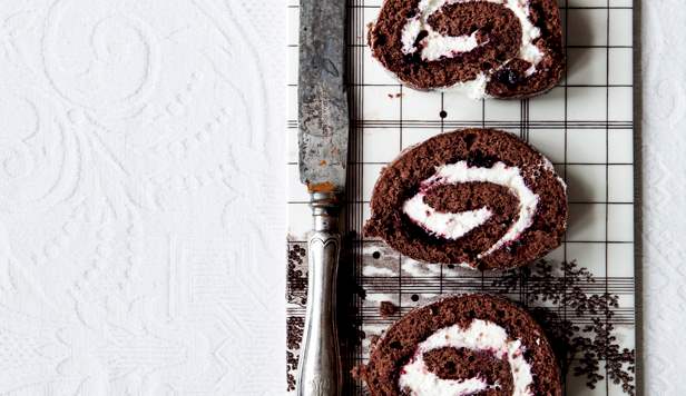 Chokolade-kirsebærroulade Roulade opskrift med chokolade og kirsebær
