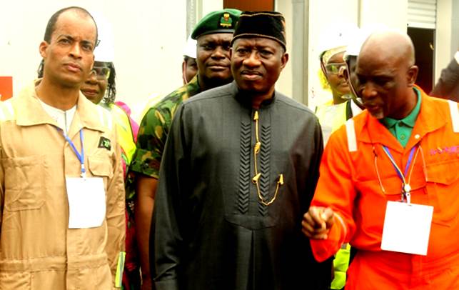 Phillip Ihenacho (tv) investerer i naturgasmarkedet i Nigeria. Her står han ved siden af Goodluck Jonathan, der fra 2010 til 2015 var præsident i landet. Man skal som regel undgå at arbejde for tæt med politikerne, fortæller Philip Ihenacho. Phillip sagde op hos McKinsey og tjente uventede millioner